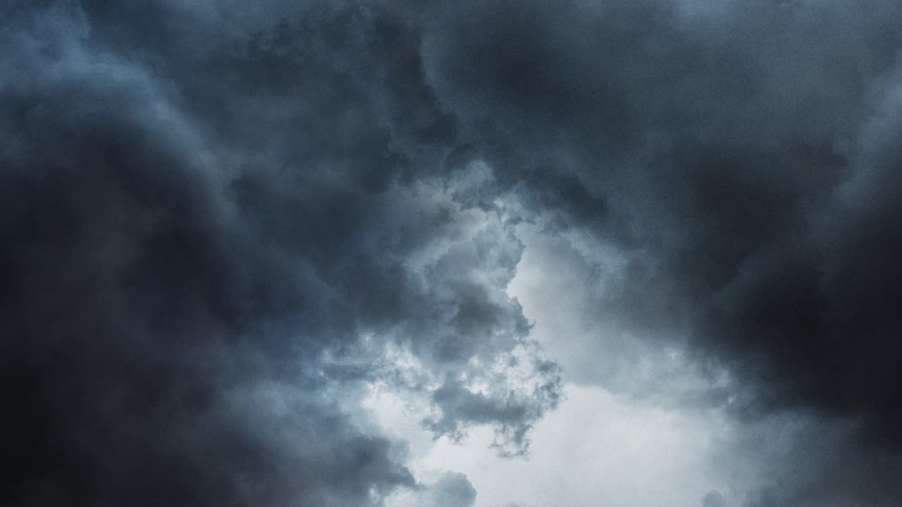 tormenta dentro de nubes oscuras en el cielo antes de que llueva