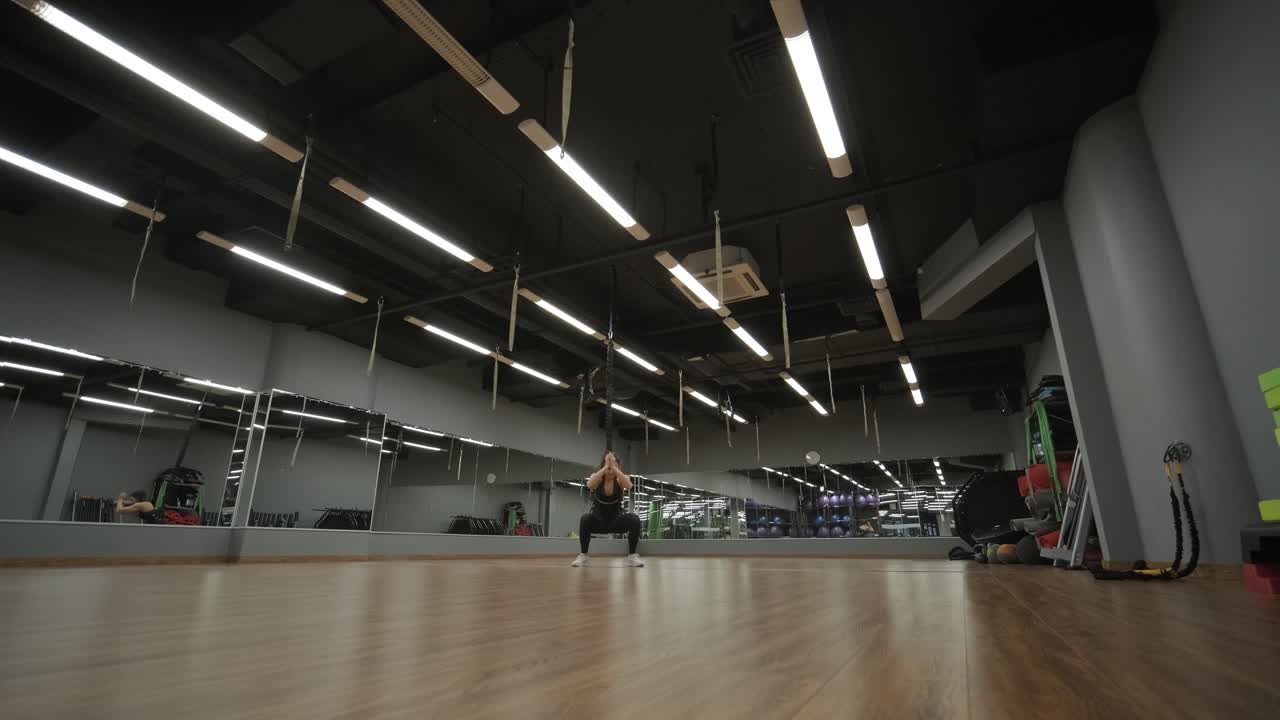 mujer atractiva haciendo ejercicios de estiramiento de aero yoga en hamacas en un estudio de fitness. estilo de vida saludable para mujeres. gimnasio de entrenamiento