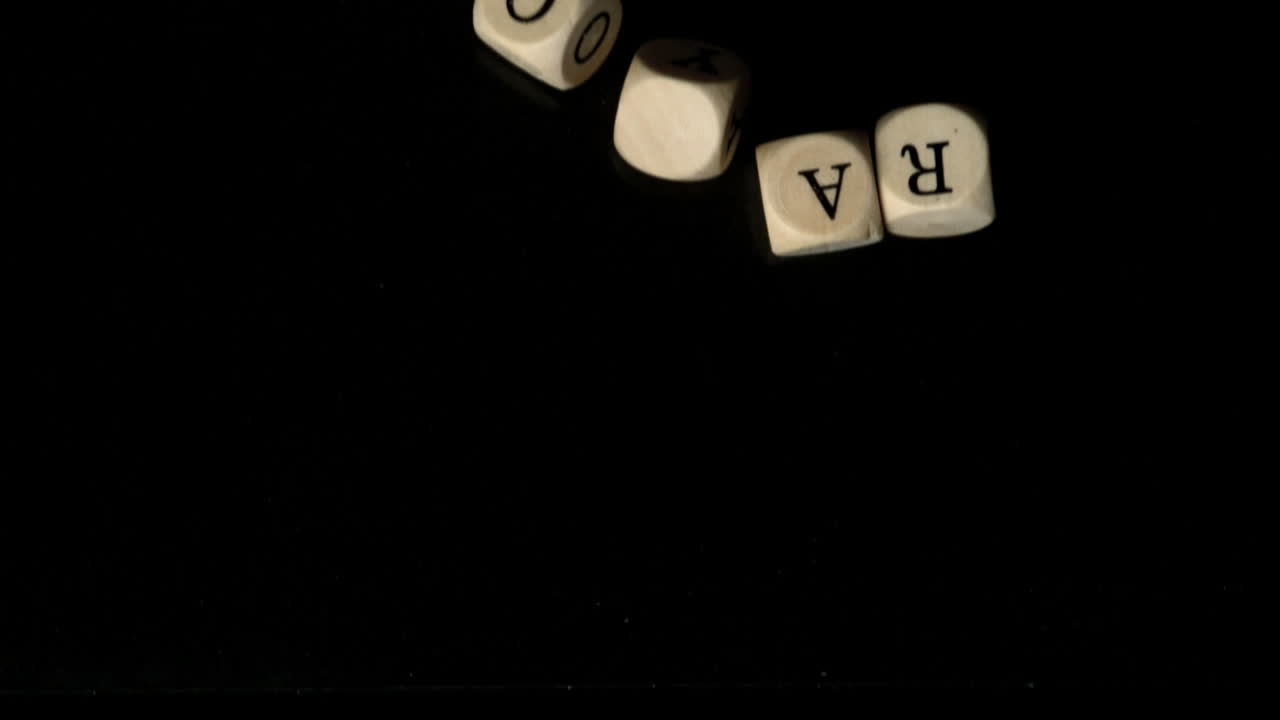 los dados de apoyo cayendo juntos