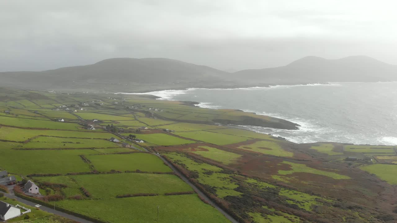 aerial del paisaje verde irlandés con una hermosa vista panorámica del paisaje marítimo