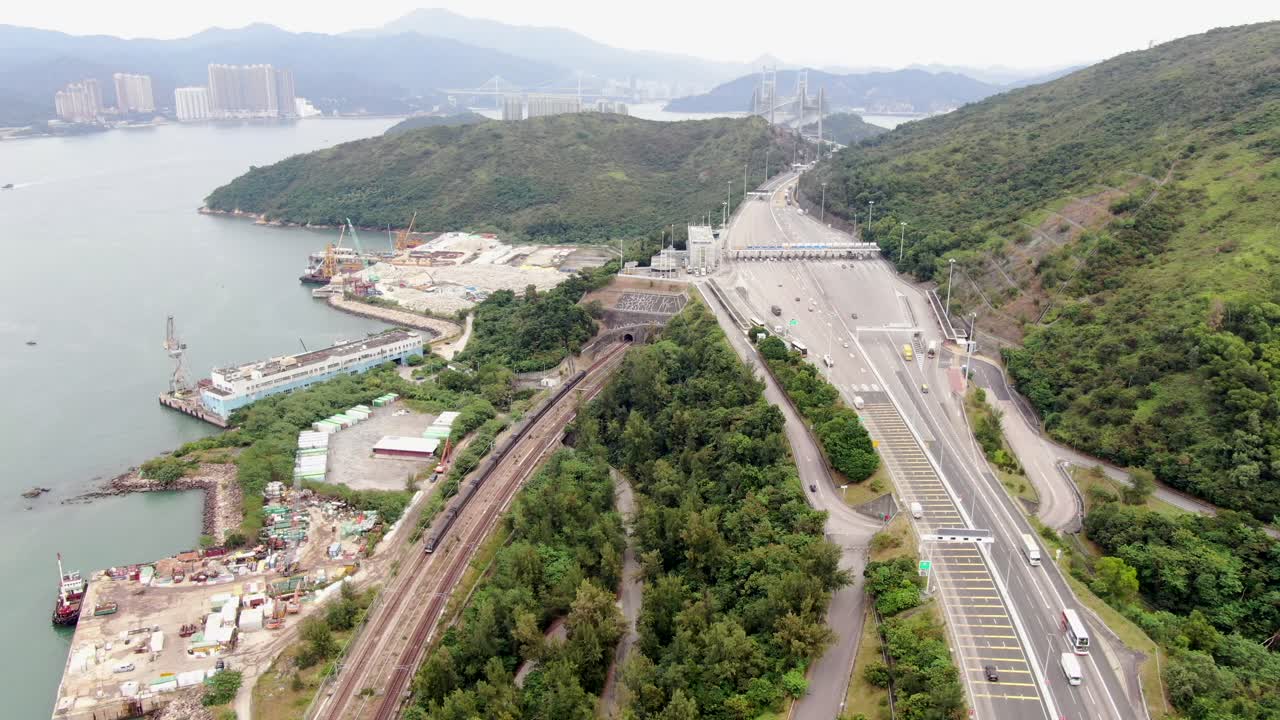 tráfico en un intercambio de carreteras rurales en hong kong, vista aérea