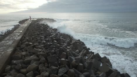 las olas del mar explotan en la costa rocosa