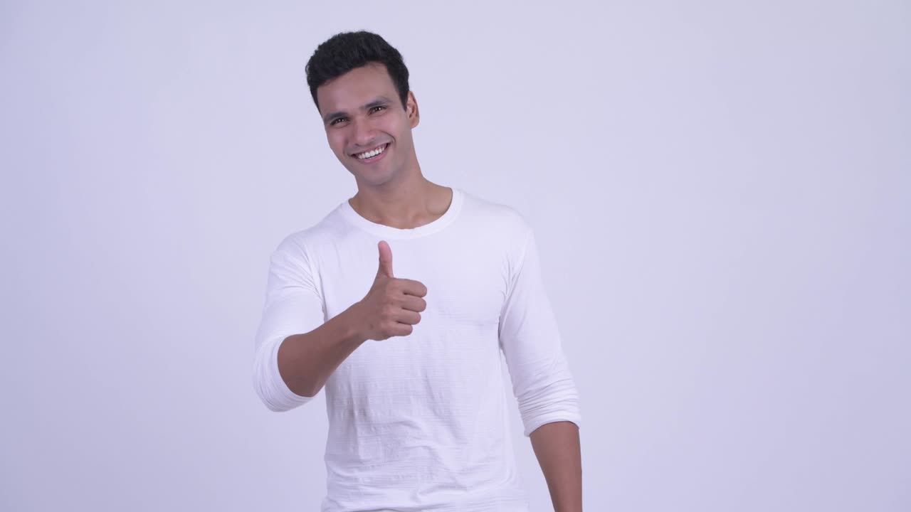 joven feliz y guapo hombre indio