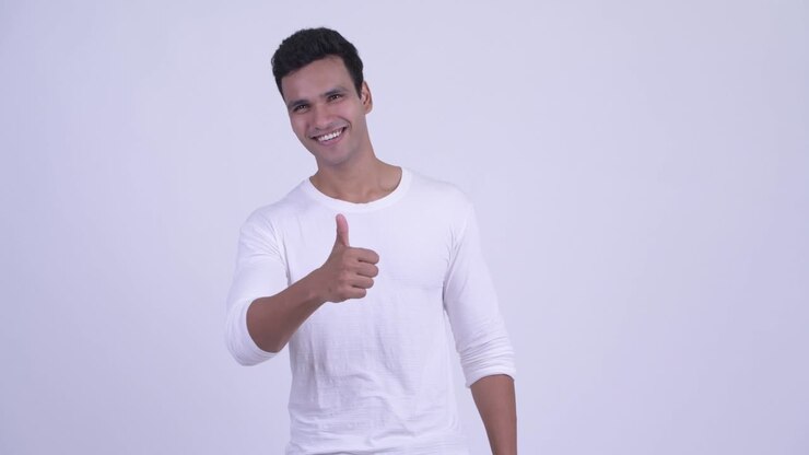 Giovane e affascinante uomo indiano felice.