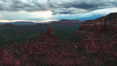 Remote-Townscape-Surrounded-With-Sandstone-Red-Rock-Ridges-In-Sedona,-Arizona,-USA