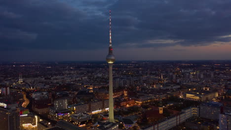 Aufnahmen-Vom-Fernsehturm-In-Der-Dämmerung-Zurückziehen.-Hyperlapse,-Der-Das-Dimmen-Während-Der-Dämmerung-Zeigt.-Stadtbild-Im-Hintergrund.-Berlin,-Deutschland