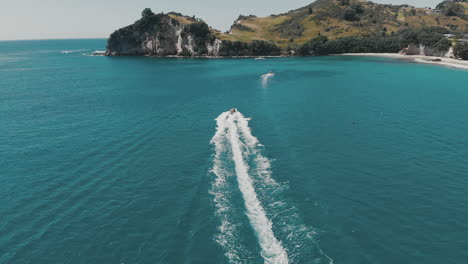 Antenne:-Folgendes-Boot-über-Wasser-Am-Strand-Von-Hahei