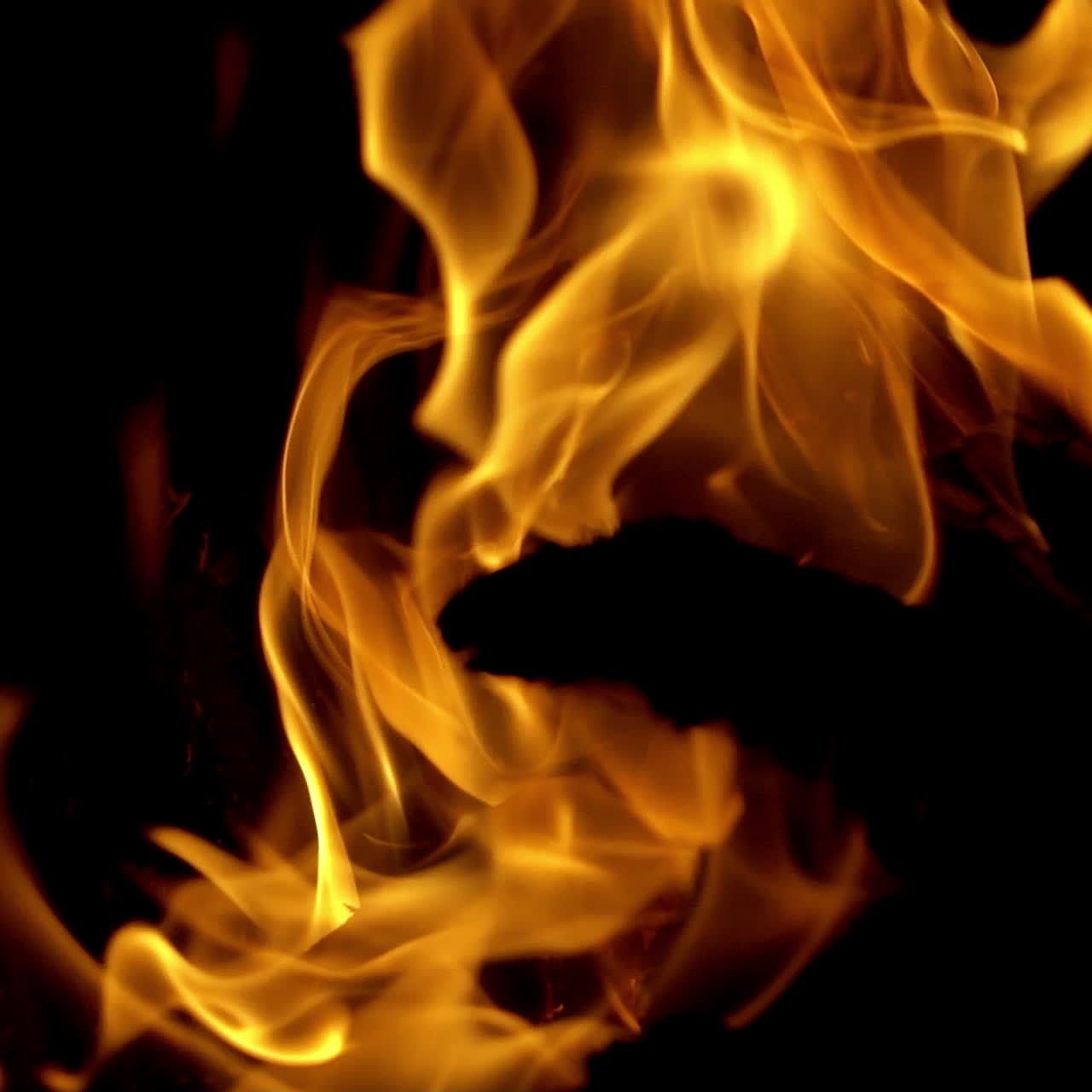 ein feuer brennt in einem kamin. ein feuer in der nacht. brennendes holz. langsam bewegtes feuer.