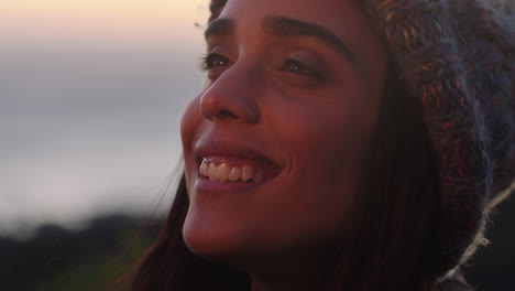 Primer-Plano-Retrato-De-Bengalas-De-Una-Hermosa-Mujer-India-Celebrando-La-Víspera-De-Año-Nuevo-Disfrutando-De-La-Celebración-Del-Día-De-La-Independencia-En-La-Playa-Al-Atardecer