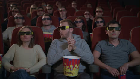 Personas-Que-Usan-Gafas-De-Películas-3d-En-El-Cine.-Entretenimiento-Cinematográfico