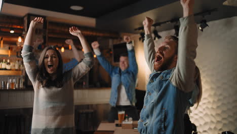 amigos y fanáticos se regocijan juntos emocionados viendo fútbol en la televisión en un bar y celebrando la victoria de su equipo después de anotar un gol en la copa del mundo. ver baloncesto hockey. fanáticos en el pub