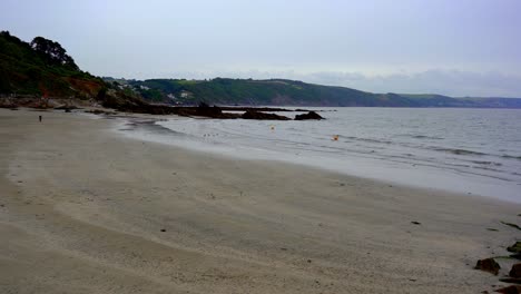 east looe beach casi desierta en looe, en un frío día de otoño