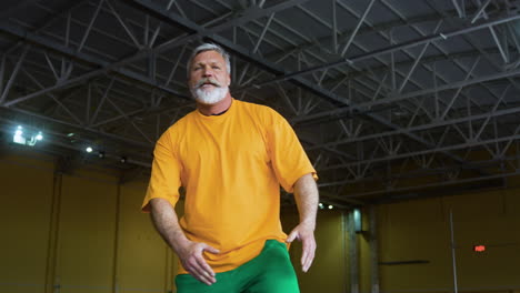 hombre mayor entrenando en el interior