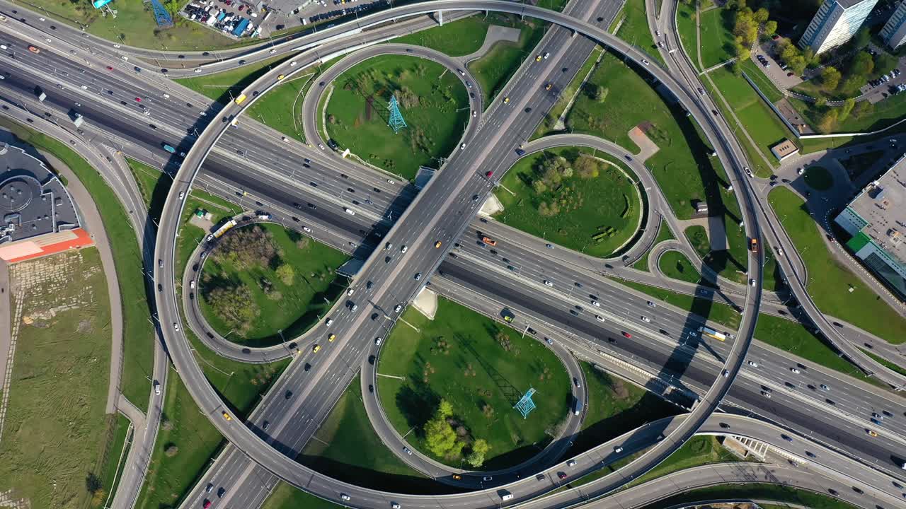 vista aérea de una intersección de autopistas en moscú.