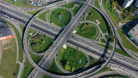 Vista-Aérea-De-Una-Intersección-De-Autopistas-Con-Senderos-De-Tráfico-En-Moscú.