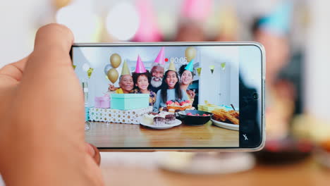 teléfono, mano y familia feliz para el cumpleaños