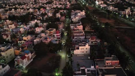 Vista-Aérea-De-La-Puesta-De-Sol-Con-Drones-De-Una-Elegante-Zona-Residencial-En-Una-Ciudad-India