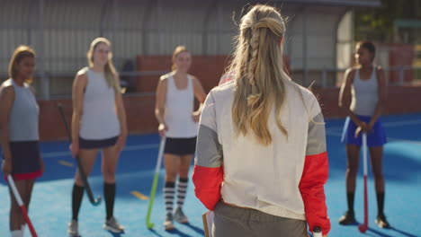 Entrenador-De-Hockey-Desde-Atrás-Dando-Charla-Motivacional