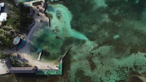 Volando-Sobre-Un-Hermoso-Cayo-En-Islas-De-La-Bahía,-Honduras,-Centroamérica