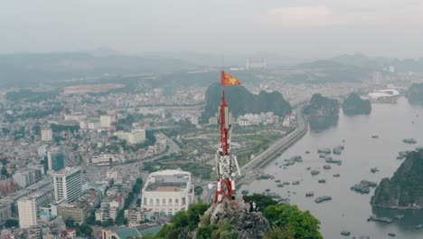 vietnamesische flagge in ha long bay 1