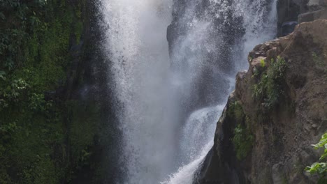 Majestätischer-Tegenungan-Wasserfall-Auf-Der-Insel-Bali,-Indonesien