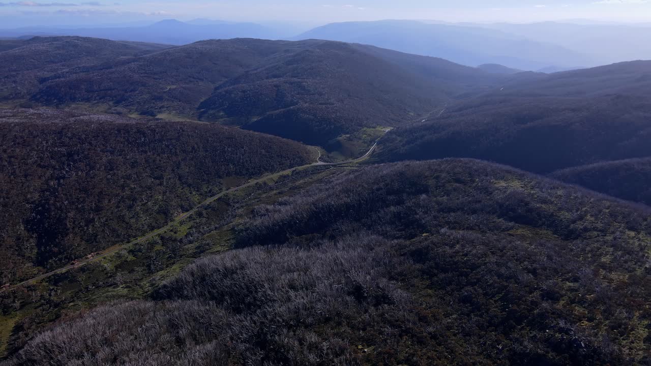 오스트레일리아 뉴사우스웨일즈에 있는 코시우스코 국립공원을 가로지르는 알프스 도로