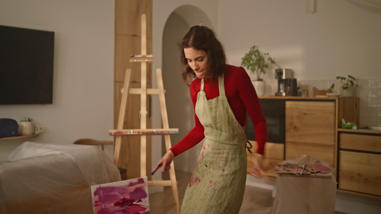 artista feliz bailando en el estudio