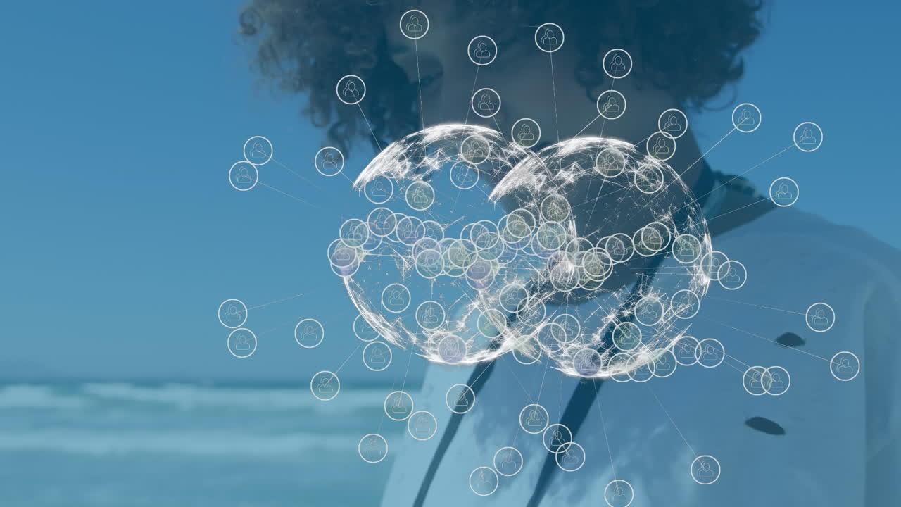 행복한 아프리카계 미국인 여성 위에 미디어 아이콘이 있는 글로브의 애니메이션