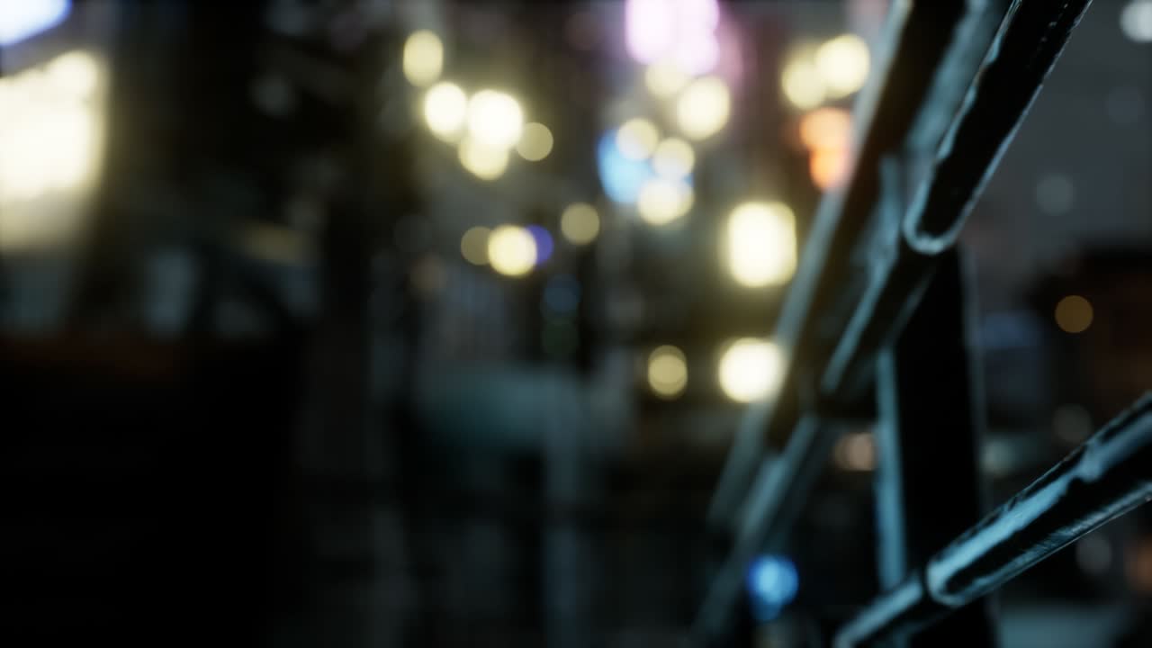 calles vacías de la ciudad en cuarentena en la lluvia por la noche