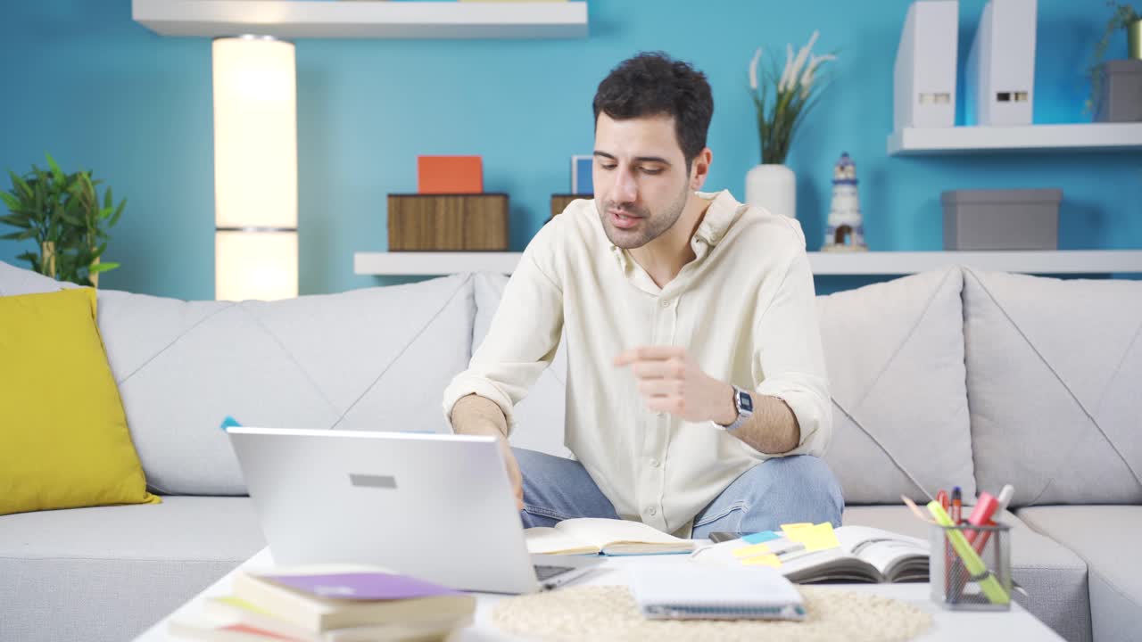 hombre trabajando desde casa en una reunión de negocios por facetime.