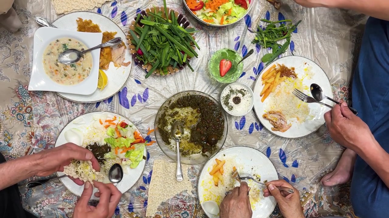 Iransk Ghormeh Sabzi, persisk nasjonalrett, ingrediens, dampet ris, deilig, velsmakende, tradisjonell mat, familiesammenkomst, hjemmelaget, livsstil, middag, feiring, fest, gourmet, Teheran, Iran, kultur, måltid