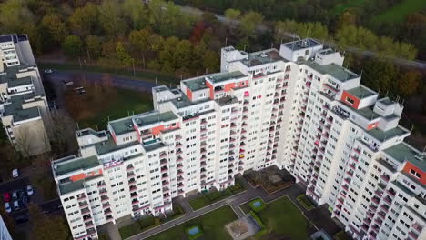 Vista-Aérea-De-Bloques-De-Apartamentos-En-Urbanización-De-Osterholz-tenever-En-Bremen,-Alemania