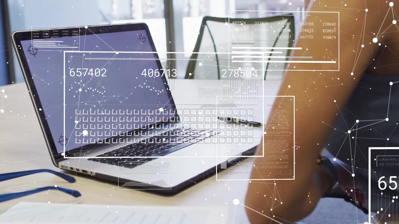 Mujer apoyada en el escritorio, gráficos HUD apareciendo desde el portátil y superponiéndose al torso, analizando datos analíticos.