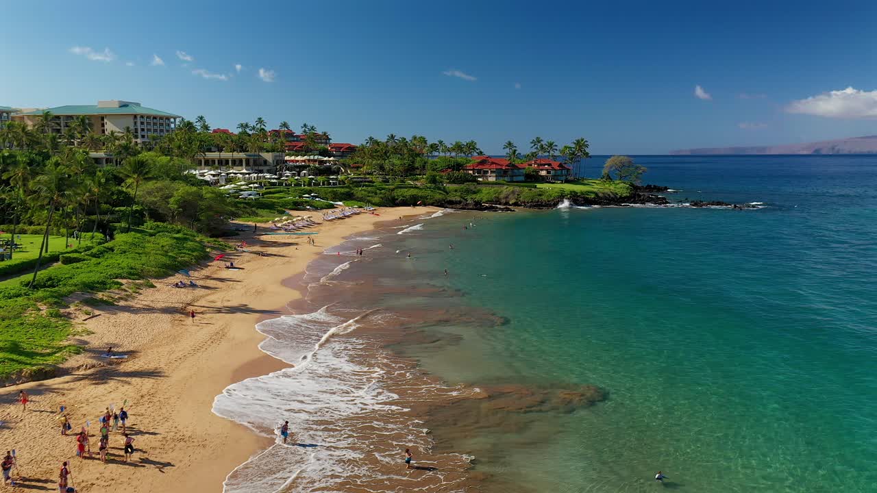 Sorvolo aereo a bassa quota di Wailea Beach a Maui, Hawaii