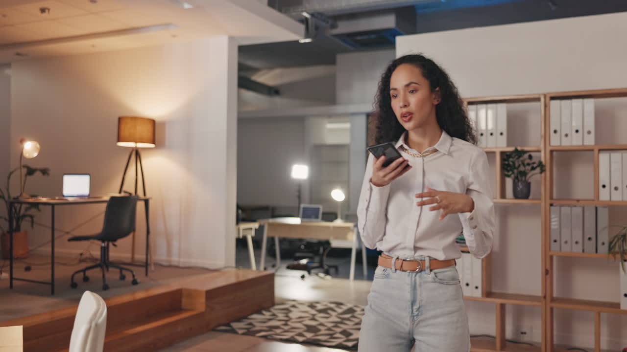 mujer, altavoz y llamada telefónica en la oficina