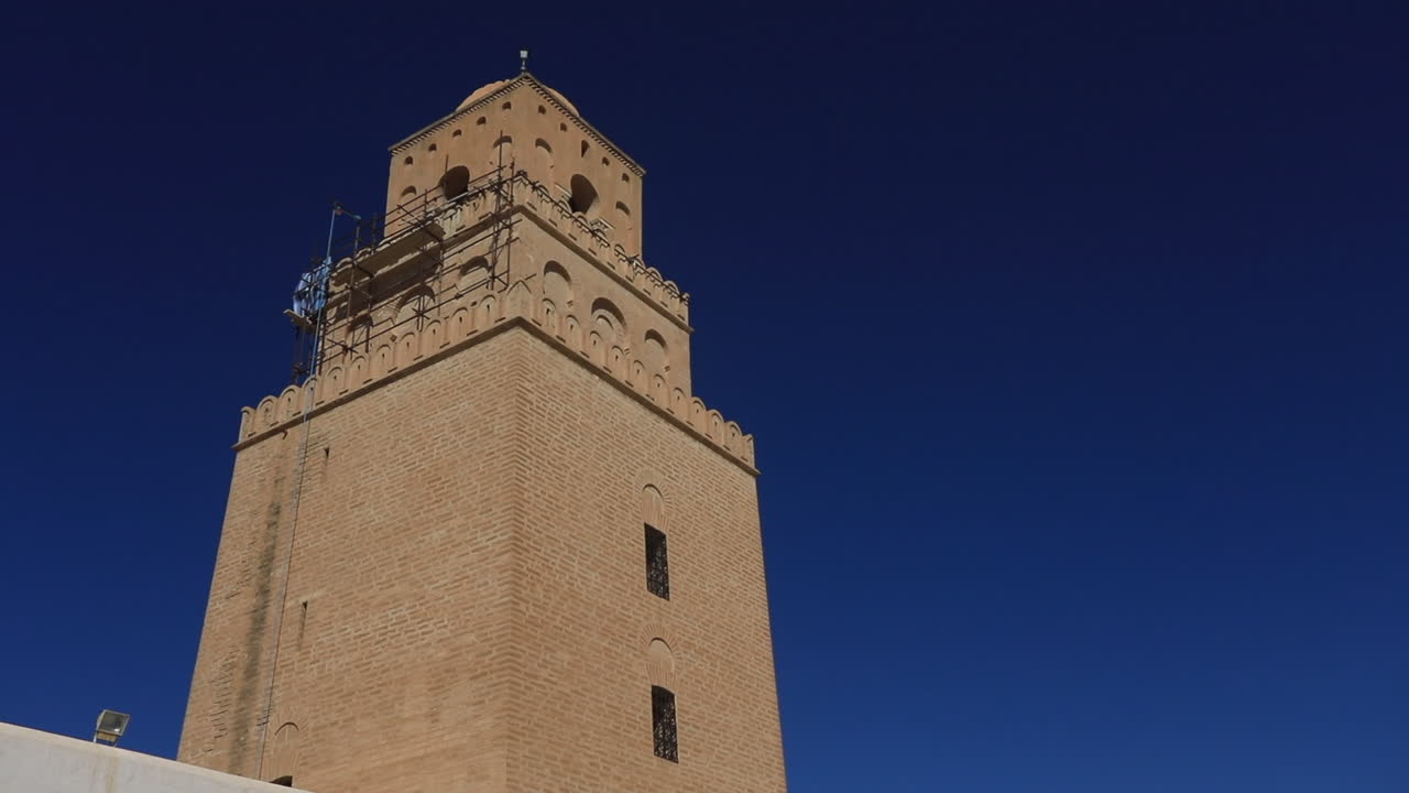 una torre histórica se eleva contra un cielo azul profundo en la antigua ciudad romana en tunisia