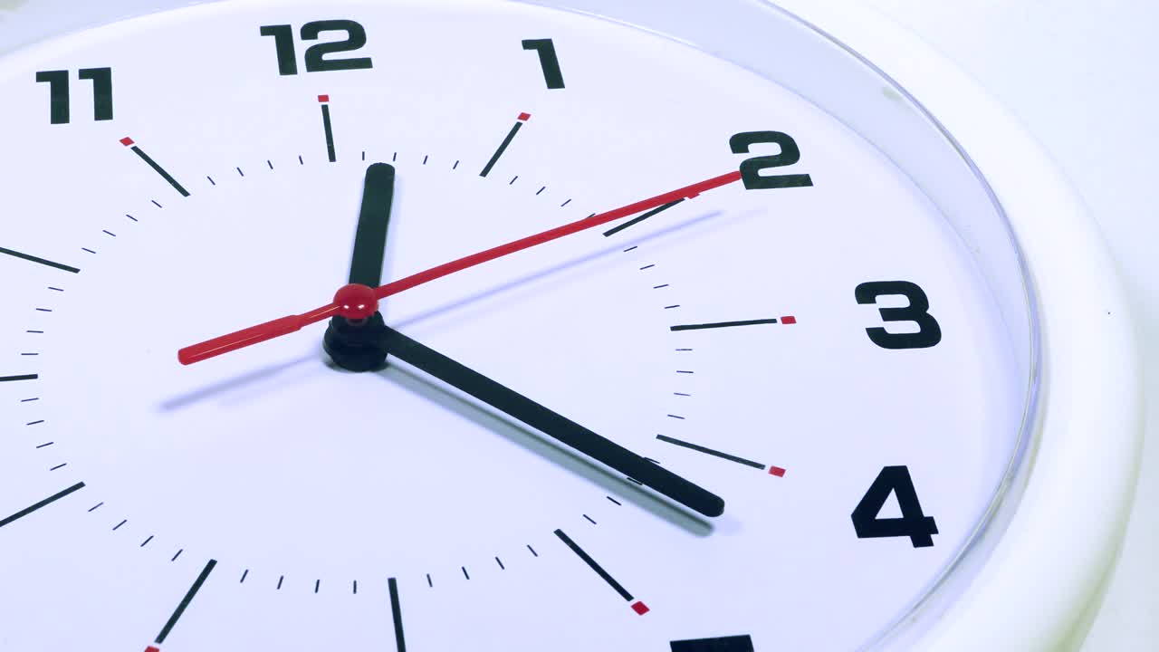 imágenes de video de un reloj de pared con doce veintidós. tiro profesional en resolución 4k