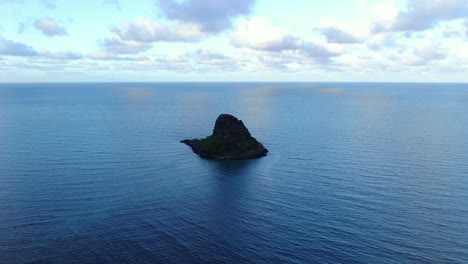 carretilla aérea hacia adelante hacia la isla sombrero de chinamans en oahu, hawaii