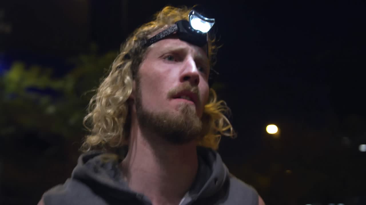 거리에서 훈련하는 스포츠적인 백인 남성