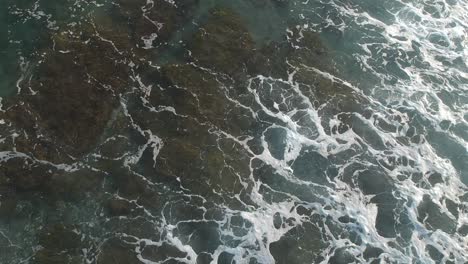 Vistas-Desde-Un-Dron-De-Playas-Con-Suave-Oleaje-A-Orillas-De-Las-Playas-De-La-Costa-Del-Sol-En-Malaga-España