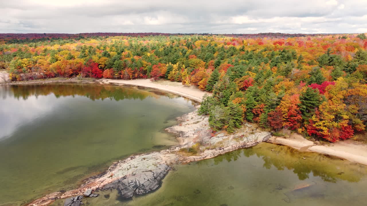 toma de drones de una playa en el parque provincial killbear durante el otoño en el mes de octubre
