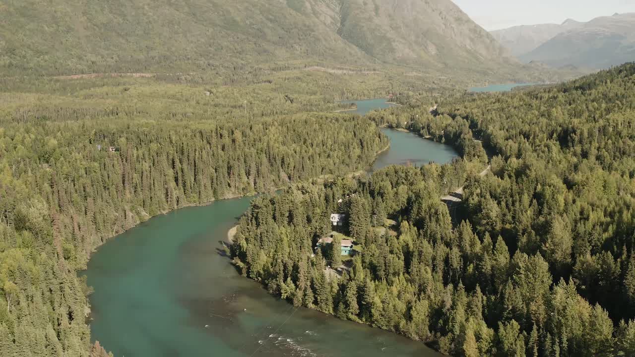 paisaje de montañas aéreas con un gran río de agua en el parque nacional de alaska usa, drones vuelan sobre el pintoresco bosque salvaje