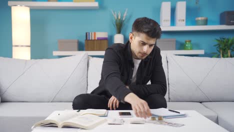 el joven estresado tiene dificultades para ser estudiante debido a dificultades financieras.