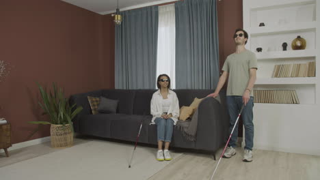 amigos ciegos en un apartamento