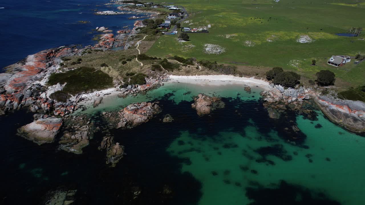 Koala Rock: atração turística de Bay Of Fires nos jardins, Tasmânia, Austrália – Foto aérea com drone