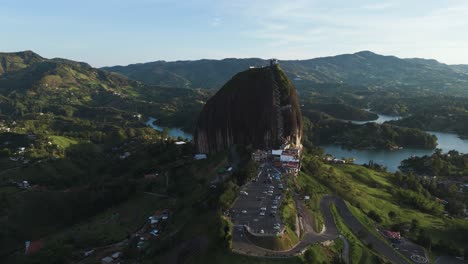 El-Peñón-De-Guatape,-Famosa-Atracción-Turística-De-Colombia,-Aérea