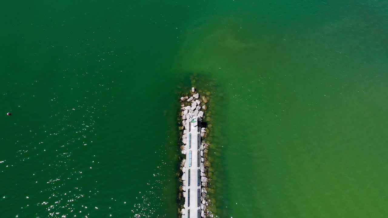 미시간 주 케이스빌 부두와 휴런 호수 위로 드론이 쏜다.
