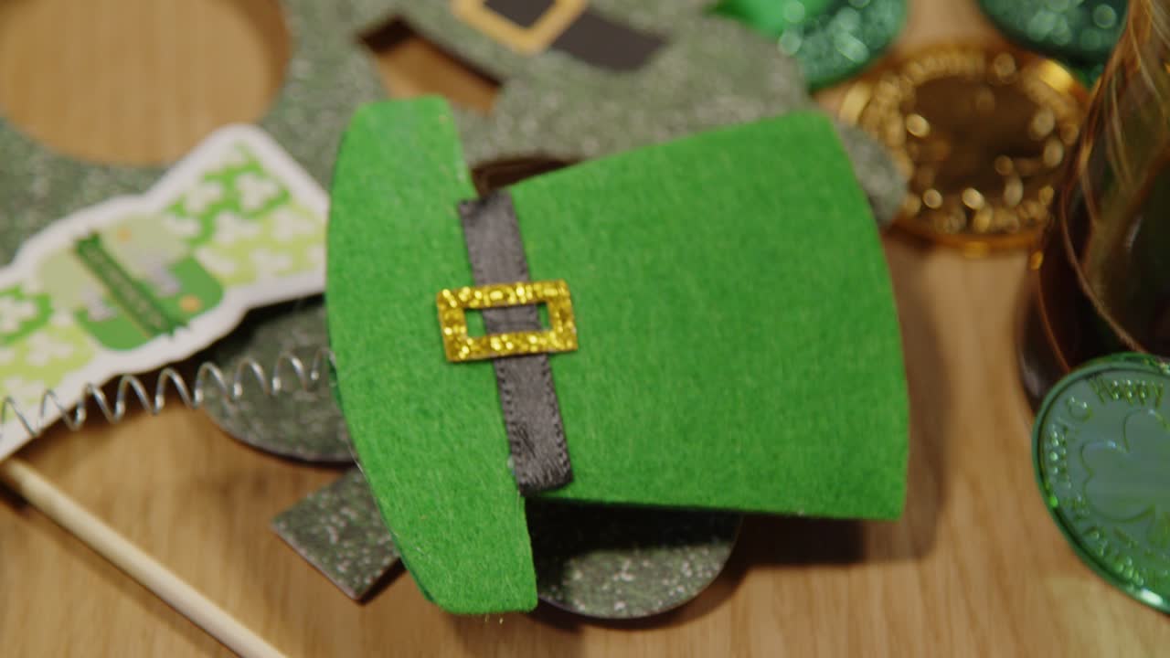 아일랜드의 새로움과 장비, 금 동전과 컵을 포함하여 세인트 패트릭의 날 파티 1에서 축하합니다.