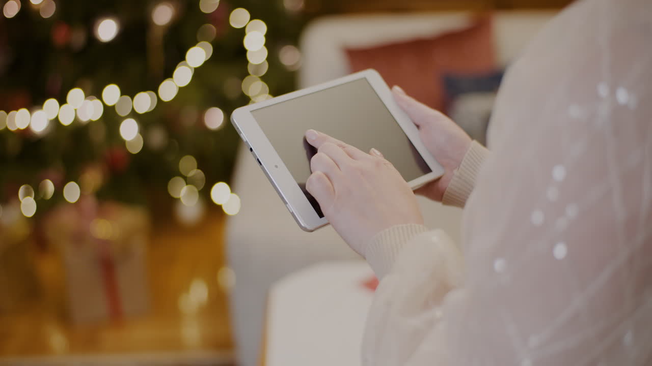 mujer que usa una tableta digital y compra en línea durante la navidad 9