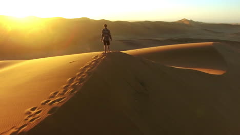 Den-Sonnenaufgang-In-Der-Wüste-Genießen